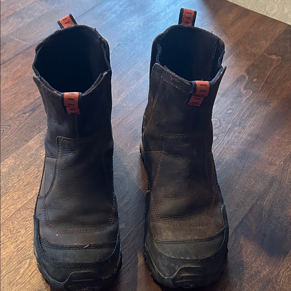 Men's Brown and black leather pull on boots.